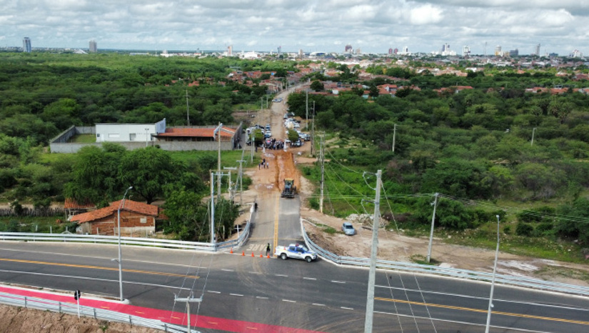 Imagem 1 -  Trecho teve aumento significativo no número de veículos passando após a inauguração do Complexo Viário 15 de Março, sendo necessário fazer o reforço na via de acesso a cidade, através da Rua Marechal Deodoro da Fonseca. O trabalho começou neste final de semana e deve ser concluído em 60 dias. O investimento será de mais ou menos R$ 1 milhão de reais, segundo relata o prefeito Marcos Medeiros em seu primeiro dia de trabalho como prefeito de Mossoró.