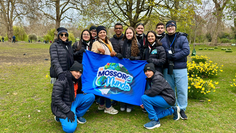   Os alunos da Rede Municipal de Ensino de Mossoró que integram o programa “De Mossoró para o Mundo” iniciaram, neste domingo (29), o intercâmbio em Londres, na Inglaterra. Ao longo do dia, os estudantes e professores conheceram locais emblemáticos como o Palácio de Buckingham, o Big Ben, além de outros marcos que integram a história de Londres.  O programa “De Mossoró para o Mundo” foi um dos programas criados na gestão Allyson Bezerra como meio de incentivar o aprendizado e também o ensino.