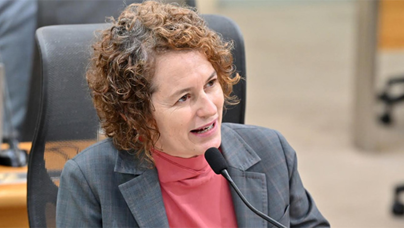   O projeto de lei “Ainda Estamos Aqui”, de autoria da deputada estadual Isolda Dantas, do PT, entrará em discussão na Assembléia Legislativa do RN. “Essa lei é sobre dizer, de forma clara, que o RN não aceita homenagear torturador. Que os nossos espaços devem refletir valores democráticos, respeito à vida e compromisso com a verdade”, explica a deputada. O Ministério Público Federal (MPF) vai à Justiça para apagar marcas da ditadura militar em ruas e bens de Natal e orienta pela aprovação de projetos como o proposto pela deputada Isolda Dantas.