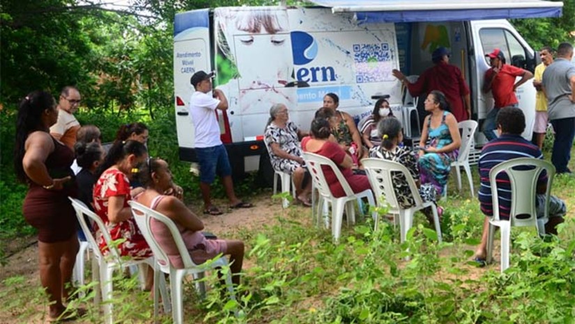 Imagem 1 -  Uma ação conjunta entre Prefeitura de Mossoró, Agência Reguladora dos Serviços Públicos de Mossoró e Caern implantou o abastecimento regular de água na comunidade Boa Fé, zona rural. Com reforço hídrico da barragem de Santa Cruz, foi possível ampliar o fornecimento, que antes era insuficiente, eliminando a dependência de carros-pipa. A Prefeitura instalou a rede de distribuição e a Caern os hidrômetros, beneficiando cerca de 55 residências, que agora passam a ter água encanada e fornecimento regular.