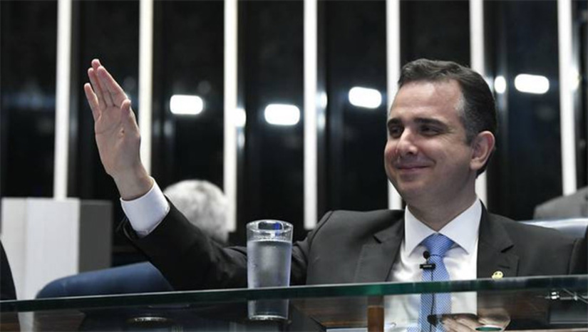  O caminho político das montanhas alterosas, 2º colégio eleitoral do Brasil, vai se abrindo para o senador Rodrigo Pacheco como candidato do presidente Lula da Silva em Minas Gerais. Discretamente, Pacheco tem articulado uma frente tão ampla que pode derrubar qualquer tabu das últimas décadas da política mineira. Nome do PSD ao Governo, o senador conversa com PT e PSDB. O senador Cleitinho (Rep), citado como potencial nome na disputa, ficará na sua. É um jovem estreante e não quer holofotes nem briga, diante da sua aliança política com o deputado Euclydes Petersen (Rep) que poderia lhe render pedras nessa trilha. A decisão de Nikolas Ferreira (PL), sonho de Flávio Bolsonaro para o Governo, ainda é um mistério.