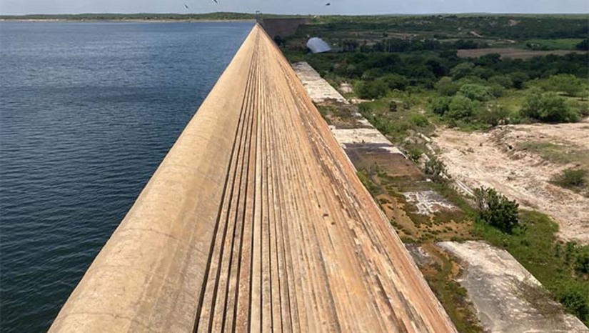   Relatório do IGARN mostra que os reservatórios do RN estão com 40,12% da capacidade total. Houve aumento no volume de água em 19 reservatórios, com destaque para Malhada Vermelha que está com 70,10% e Riachão com 94,63% de sua capacidade total. Entre os principais mananciais, Oiticica apresenta 37,27%, Santa Cruz do Apodi com 53,74% e Umari com 48,83% da sua capacidade total. A barragem Armando Ribeiro Gonçalves não teve recarga. Apesar das melhorias, 19 reservatórios seguem em situação crítica, com menos de 10% da capacidade.