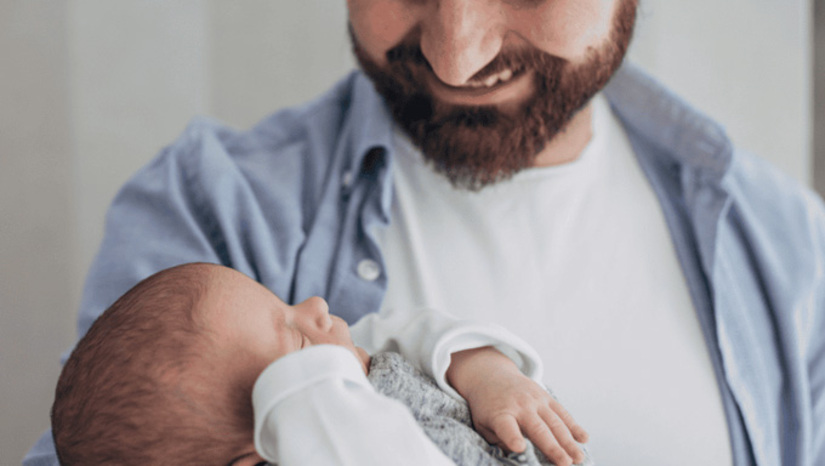   Nova legislação regulamenta direito previsto na Constituição e amplia proteção a MEIs, trabalhadores domésticos, avulsos e segurados especiais. A mulher já conquistou o mercado de trabalho, mas o homem ainda não conquistou a cozinha. Essa lei vai ensinar os homens a aprender a dar banho em criança, acordar de noite para cuidar da criança quando chora. Ele vai ter que aprender a trocar fralda. Então é uma lei que eu sanciono com muito prazer”, presidente Luiz Inácio Lula da Silva 