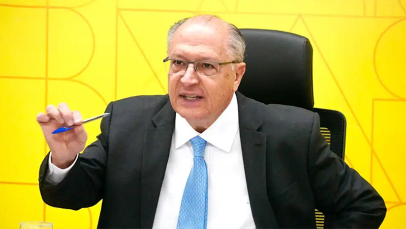   Cristão novo no partido, Geraldo Alckmin ainda é visto com indiferença por alguns membros históricos do PSB, e todos sabem que houve um arranjo para fazê-lo vice-presidente de Lula da Silva. A confirmação, nesta semana, de que Alckmin será seu vice – antecipada pela Coluna dia 9 de março – passou em especial por uma conversa do presidente Lula com o jovem João Campos, comandante nacional do PSB. Os socialistas terão chapas com PT em diferentes Estados, mas não em todos. Prova de que a verticalização tentada anos atrás, em regra eleitoral, nunca dará certo no Brasil. Os dois partidos se convenceram de que a dupla vai bem afinada, e que Alckmin é uma boa ponte para o empresariado. No entanto, há também a avaliação de que o vice “morreu” eleitoralmente em São Paulo, seu reduto, após trocar o PSDB onde mantinha o voto tradicional de sua trajetória pela aliança com o petista que muitas vezes criticou quando adversário. Mais, na COLUNA ESPLANADA