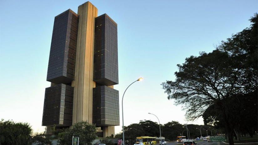   No momento em que o preço do ouro sobe no mundo e as reservas brasileiras somam US$ 329,73 bilhões (R$ 1,7 trilhão), o Banco Central tem ação pouco convencional: recorre a instituições estrangeiras para adquirir o metal, mesmo o Brasil sendo um dos grandes produtores do planeta. Reservadamente, bancos e outras instituições brasileiras negociadoras questionam o presidente do BC, Gabriel Galípolo, e cobram explicações sobre a política que exclui o mercado doméstico da composição das reservas. Mais, NA COLUNA ESPLANADA