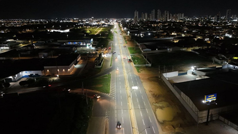 Imagem 1 -  O primeiro trecho da rodovia federal a receber iluminação de LED da Prefeitura de Mossoró foi o que fica em frente à rodoviária. Isso ocorreu porque, segundo o prefeito Marcos Medeiros, a PRF informou ser este o ponto onde mais acontecem atropelamentos de ciclistas e pedestres em função da escuridão. Ele destacou que o segundo ponto mais perigoso é a região das Abolições, que será a próxima a receber o novo posteamento e as lâmpadas de LED, já nas próximas semanas