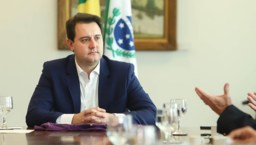   Grande parte dos aliados do governador do Paraná, Ratinho Junior, deixou o PSD por outros partidos. Rafael Greca foi para o MDB; Alexandre Curi, presidente da Assembleia, fincou pé no Republicanos etc. Inconformado, o governador manda recados a deputados e prefeitos para evitar debandada. Há quem diga – mas o Governo nega, claro – que haverá dificuldades para liberação de verbas a projetos de desertores.