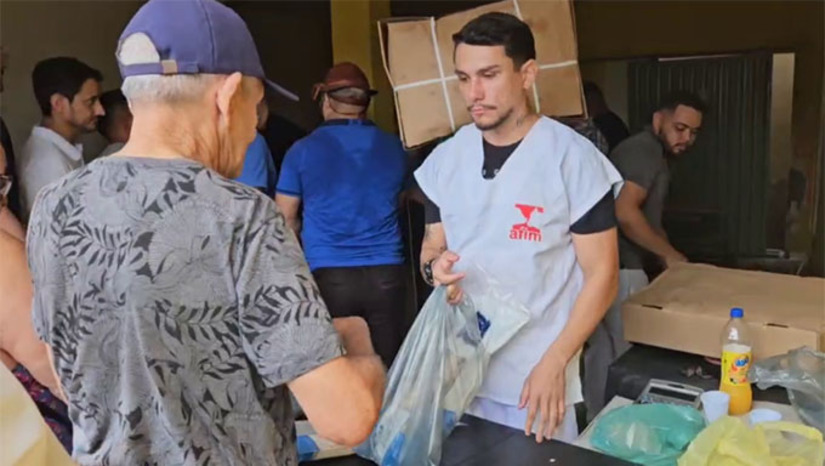   Ao todo, foram comercializados 40 toneladas de corvina ao preço de 10 reais o quilo em 15 pontos distintos, sendo 12 na zona urbana e 3 na zona rural. Cada pessoa podia compar 4 quilos. “O Peixe Popular garante o peixe de forma acessível na mesa das pessoas em um momento de fé e tradição. É um compromisso da gestão municipal apoiar as famílias e fortalecer a segurança alimentar”, destacou Faviano Moreira, secretário de Agricultura e Desenvolvimento Rural.