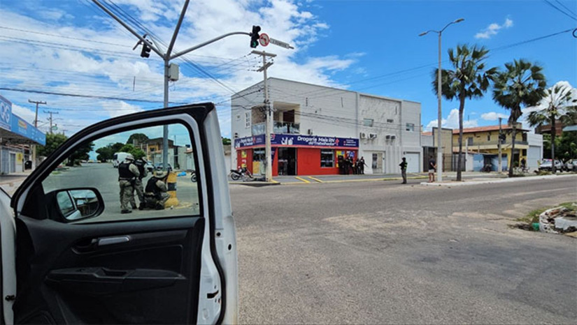 Imagem 1 -  Treinamento aconteceu na manhã deste sábado, 4, no cruzamento das ruas Seis de Janeiro com Delfim Moreira, no bairro Santo Antônio, em Mossoró. Ao todo, 23 policiais participaram do treinamento, sendo auxiliados por outros 25 já da corporação e da própria Força Tática, criando uma situação aproximada da realidade. A meta é deixar o policial preparado para situação que se assemelhe no dia a dia, explica o comandante Costa e Silva.