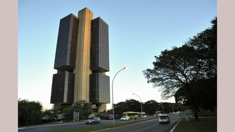   “Quais são as razões jurídicas, prudenciais, regulatórias, contábeis, operacionais, logísticas, cambiais, reputacionais e estratégicas que levam o Banco Central do Brasil a não adquirir ouro ativo financeiro no mercado doméstico”. Há 30 anos o BC tem priorizado a compra tímida do ouro no exterior, mas chamou a atenção das corretoras nacionais o grande volume adquirido para reservas no último ano. Hoje, o BC adquire ouro em especial dos EUA, Suíça e Emirados, e as brasileiras vendem principalmente para os países do Oriente Médio. Veja mais na COLUNA ESPLANADA