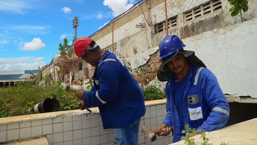   A nova Arena Nogueirão está sendo construída com capacidade para mais de 15 mil torcedores, campo padrão FIFA, com estacionamento com mil e seiscentas vagas. Quem ganha com tudo isso é a cidade de Mossoró-RN, são os clubes e o futebol mossoroense”, destacou o secretário municipal de Esporte, Vivaldo Dantas. O investimento é de R$ 215 milhões, gerando centenas de empregos, e deve ser concluído num prazo máximo de 36 meses. 