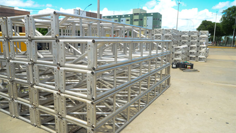   “Estamos trabalhando em uma série de melhorias para a estrutura da arena. Vamos ter novidades na decoração do espaço, otimização na estrutura para o conforto do público, num trabalho de montagem realizado com antecedência para garantir a segurança do evento”, informou Juliana Pedrosa, diretora-executiva de Engenharia e Operações de Eventos do município.