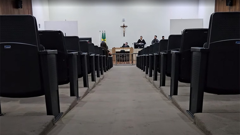   O réu Alexandre Viana Freire, o Melão, hoje com 44 anos, conta duas versões para o caso. Na polícia, ele disse que estava na casa da vítima Roliço, quando teria passado umas pessoas atirando. Na Justiça, Melão contou que quando chegou na casa de Roliço, este já havia sido baleado. O julgamento deve começar às 9 horas, sob a presidência do juiz Vagnos Kelly.