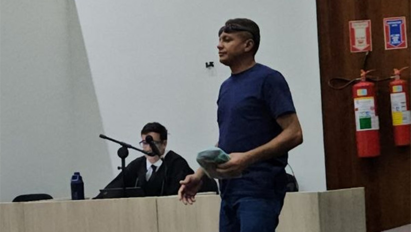   Alexandre Viana Freire, de 44 anos, conhecido como "Melão", foi sentenciado a 9 anos e seis meses de prisão pelo assassinato de Luciano Barbosa Florênio, o Roliço, crime este ocorrido na casa da vítima às 17h30 do dia 28 de setembro de 2014, no bairro Aeroporto II, em Mossoró-RN. O júri aconteceu nesta manhã de terça-feira, no Fórum Municipal Desembargador Silveira Martins. O réu teve a prisão preventiva decretada e entregue ao sistema prisional.