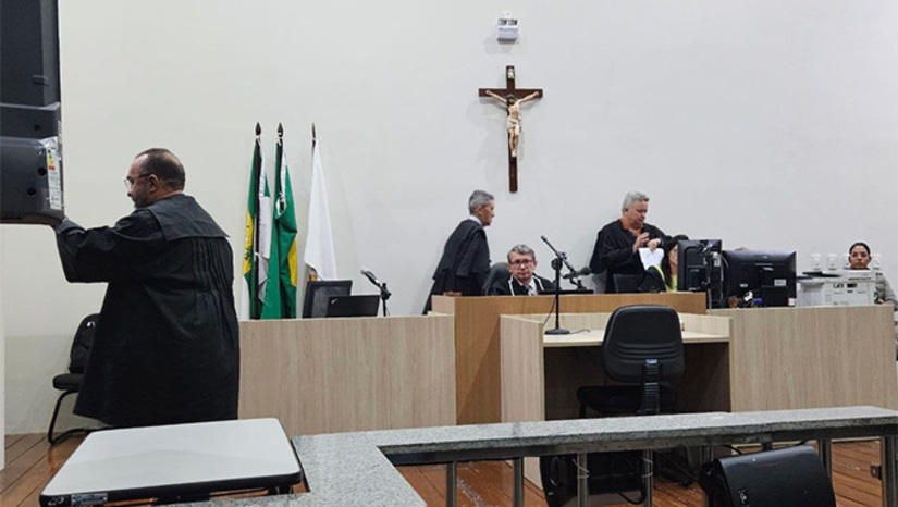   Seu Raimundo Miguel da Silva, de 75 anos, tentou contra a vida de Daniel Silva Benício e Expedito Teles de Lima usando uma faca, no dia 18 de agosto de 2021. Ele diz que estava sendo insultado pelas vítimas e reagiu esfaqueando-os. O julgamento começou às 9 horas, sob os cuidados do juiz Vagnos Kelly Figueiredo de Medeiros e terminou ao meio dia, com a decisão do Conselho de Sentença pela absolvição do réu.