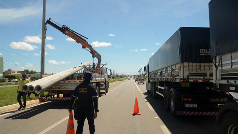   O segundo trecho a receber iluminação de led compreende entre o viaduto da Avenida João da Escóssia e o viaduto da Avenida Abel Coelho. Neste trecho, estão sendo fixados 51 postes com 90 luminárias. O primeiro trecho contemplado foi entre a BR 405 e a Avenida João da Escóssia. O prefeito Marcos Medeiros explicou ao MH que os 17 km do Complexo Viário da Abolição serão iluminados por trechos, priorizando os que mais acontecem acidentes apontados em levantamento da Polícia Rodoviária Federal.  