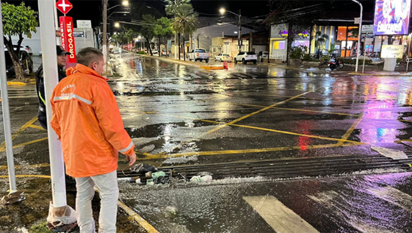   Teve pontos da cidade de Mossoró que choveu 38mm e teve regiões que as chuvas chegaram a 64 mm. O prefeito Marcos Medeiros, na manhã desta sexta-feira, 10, visitou vários pontos que costumeiramente alaga em dias de chuva e destacou o trabalho preventiva que a Prefeitura de Mossoró vem fazendo, desobstruindo canais e galerias em todas as regiões da cidade, para evitar alagamentos. Ele pede que a população não coloque o lixo nas galerias, para evitar entupimentos nos dias de chuvas.