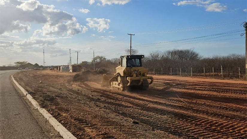   As obras de duplicação da BR-304 começaram no dia 23 de março, de 2026. A construtora CLC foi contratada pelo DNIT por R$ 367 milhões para duplicar o trecho de 57 km entre Mossoró e Assú. O segundo trecho, interligando os municípios de Macaíba e Riachuelo, está em licitação. No Km 97, a CLC vai precisar explodir rochas para dar sequencia as obras. A interdição será realizada pouco antes de meio dia, deste domingo, 12 de abril, o transito será liberado logo em seguida.