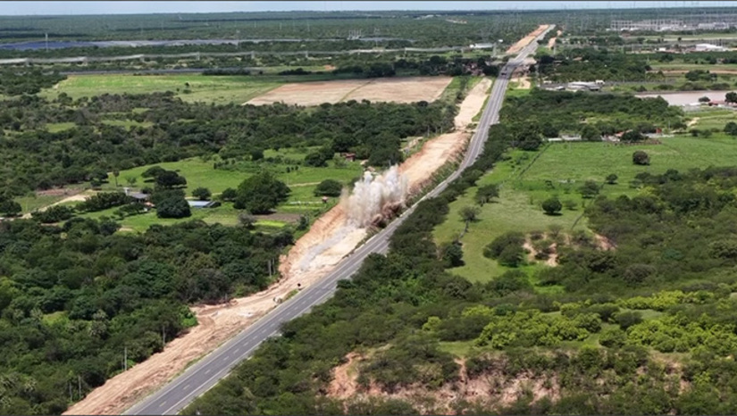   No trabalho de duplicação da BR 304, no trecho Assu/Mossoró, a CLC precisou acionar a engenharia para retirada de rochas mediante detonação. Neste domingo, 12, a Rodoviária Federal fechou o tráfego nos dois sentidos e a construtora realizou, com muito sucesso a detonação de uma rocha no quilômetro 57 da BR 304. Orçado em 367 milhões, a duplicação do primeiro trecho da rodovia federal deve ficar pronto num prazo de 36 meses. 