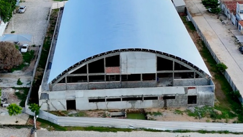   Considerado um dos maiores investimentos da história do esporte no município, o novo Ginásio Poliesportivo de Caraúbas entra em sua fase final, com 70% da obra já concluída. O ginásio será um espaço moderno e multifuncional, capaz de atender diversas modalidades esportivas e beneficiar diretamente crianças, adolescentes e jovens do município.