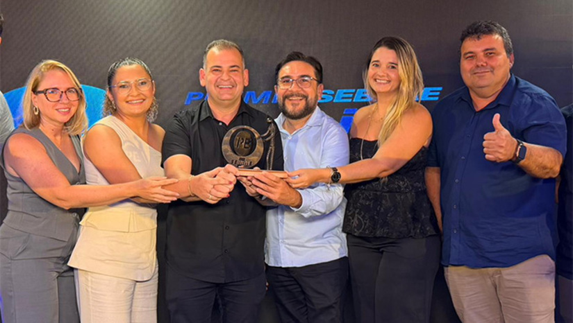   A gestão do prefeito Sabino estruturou e implementou o projeto Alimentos com Origem SIM, promovendo a reabertura e modernização do abatedouro municipal, além da implantação efetiva do Serviço de Inspeção Municipal (SIM), com equipe técnica qualificada e processos de certificação sanitária. A iniciativa também se integrou à organização do Mercado da Carne, do Peixe e da feira livre, fortalecendo toda a cadeia produtiva local.  “Esse prêmio é fruto do esforço de toda uma equipe comprometida e, principalmente, dos nossos produtores, que acreditaram na proposta e abraçaram essa transformação. É uma conquista de todo o povo de Apodi”, destacou o prefeito Sabino