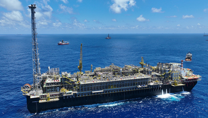   A empresa que domina o fundo do oceano como nenhuma outra no mundo deve se converter em braço auxiliar de um setor que já é plenamente capitalizado e competitivo?  A Petrobras foi construída para abrir fronteiras tecnológicas e operacionais onde o investimento privado, por natureza, hesita: águas ultraprofundas, pré-sal, soluções avançadas de perfuração, produção, reinjeção e processamento que hoje são referência global.