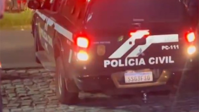   A polícia registrou três assassinatos nas últimas horas no interior do Rio Grande do Norte. Em Frutuoso Gomes, um comerciante conhecido como "Chumbrega" foi morto a tiros dentro de sua churrascaria. Em Ipanguaçu, um homem de 47 anos foi executado enquanto conversava na calçada. Já em Antônio Martins, a violência ocorreu em ambiente familiar: um homem morreu após ser agredido com golpes de enxada pelo próprio cunhado.