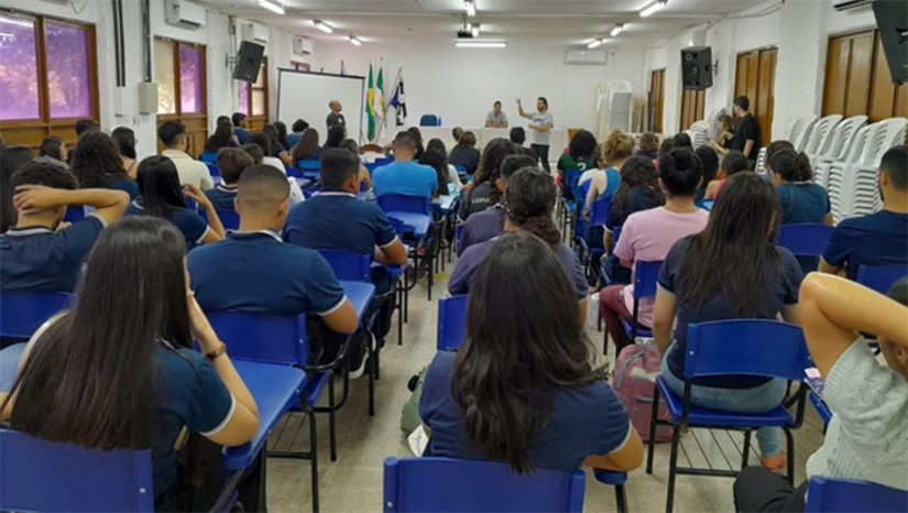   A Universidade do Estado do Rio Grande do Norte (Uern) está com inscrições abertas, até 21 de abril, para 80 vagas em cursinhos preparatórios para o Enem nos municípios de Mossoró-RN e Assu-RN. O projeto contempla estudantes de escolas públicas com material didático gratuito e uma bolsa-permanência de R$ 200 mensal durante sete meses. As aulas ocorrem presencialmente aos finais de semana.