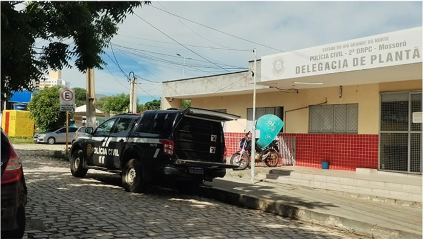   Principais registros no setor policial nas últimas 24 horas na região Oeste do Rio Grande do Norte. Em Mossoró, dois irmãos foram raptados do bairro Itapetinga às 22 horas de sexta-feira, 17. Em Itaú, Fábio Militar foi morto a tiros durante a madrugada deste sábado, 18. Em Caraúbas, Bruno Italo, de 32 anos, e um adolescente de 15, foram baleados já na manhã deste sábado, 18. Os dois foram socorridos e se recuperam bem. Todos os casos estão sendo investigados pela Policia Civil.