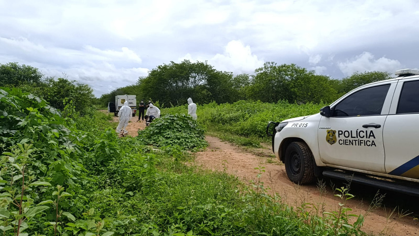   Vítimas Antony Michel Mendonça Medeiros, de 19 anos, e do irmão dele, A., M. M. J., de 17 anos, foram encontrados na região de acesso a localidade Alagoinha. Os dois haviam sido raptados de casa no bairro Itapetinga, na noite de sexta-feira, dia 17, Foram removidos para exames mais apurados na sede da Polícia Científica, de Mossoró-RN.