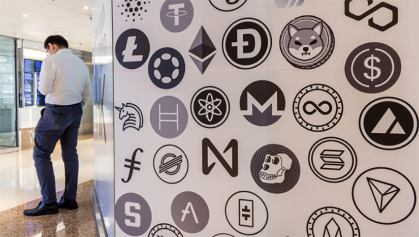   O problema é que a maioria das grandes exchanges centralizadas lista apenas as altcoins de maior capitalização — Tron, Solana, Cardano, Polkadot. Para as dezenas de milhares de moedas menores, o usuário depende de plataformas de troca instantânea e agregadores, que combinam liquidez de múltiplas fontes e executam swaps em minutos, muitas vezes sem cadastro.