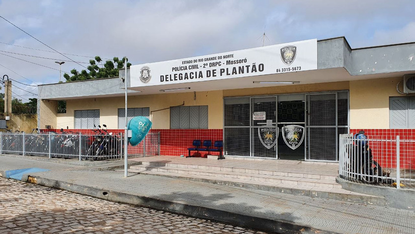   Um jovem de 16 anos foi levado por cinco homens no bairro Dom Jaime Câmara, ao leste do Centro de Mossoró, enquanto participava de uma partida de futebol no campinho da comunidade. A Polícia Civil investiga se o crime tem relação com conflitos entre facções e busca o paradeiro da vítima, que teria sido levada para a região conhecida como "Inferno Colorido".