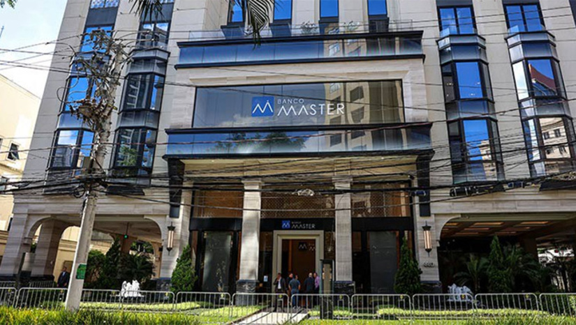   Os delegados já sabem que o BRB tentou explicar os R$ 12 bilhões aportados no Banco Master usando como garantias financeiras o Credcesta da Bahia, o programa criado no Governo Jaques Wagner mas que fechou via Rui Costa o negócio das arábias para o Master: o consignado para servidores estaduais. Ocorre que o Credcesta não tinha nem R$ 1 bilhão de giro. E quem já era o advogado de Vorcaro e Master no caso? O procurador baiano Eugênio Kruschewski, cuja banca recebeu mais de R$ 54 milhões. Veja mais na COLUNA ESPLANADA