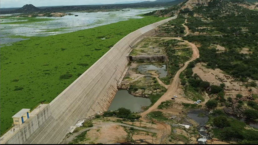   A Barragem de Oiticica, com paredão no município de Jucurutu-RN, tem capacidade para armazenar até 742 milhões de metros cúbicos de água. É o segundo maior reservatório de água doce do Rio Grande do Norte, perdendo apenas para a Barragem Engenheiro Armando Ribeiro Gonçalves, que pode armazenar até 2,4 bilhões de metros cúbicos de água. Ao todo, cerca de 294 mil pessoas em 22 municípios são diretamente beneficiadas. O investimento total foi de R$ 893 milhões. O projeto da barragem englobou ainda a construção da Nova Barra de Santana e a criação de agrovilas em municípios como Jucurutu, Jardim de Piranhas e São Fernando.