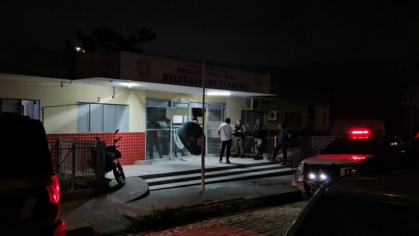   Dois comerciantes foram assassinados na noite desta terça-feira (21) na região Oeste do RN. Em Caraúbas, Aldione Mafalda, de 50 anos, foi morto dentro de casa por três homens. Em Mossoró, Lucas Rodrigo, de 30 anos, foi executado com mais de 15 tiros em frente ao seu estabelecimento. A polícia encontrou um veículo incendiado que teria sido usado em um dos crimes e investiga a relação dos casos com facções criminosas.
