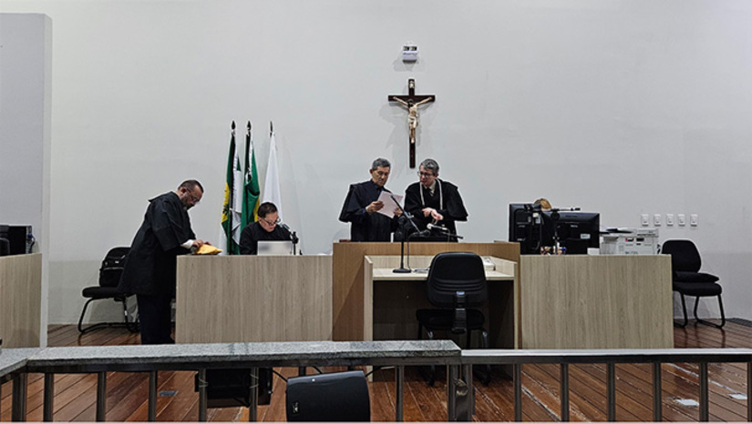   Júri foi realizado no Fórum Municipal Desembargador Silveira Martins, com a presidência do juiz Vagnos Kelly. Na acusação, o promotor Armando Lúcio Ribeiro, em uma de suas últimas atuações antes da aposentadoria do MPRN. Na defesa, o advogado Diego Tobias. Este crime aconteceu no final da tarde do dia 27 de agosto de 2023, nas margens da BR 110, em Mossoró. O réu, Carlos Antônio da Silva aguardou julgamento em liberdade. Sendo condenado, poderá sair preso do Fórum para o início do cumprimento da pena.  