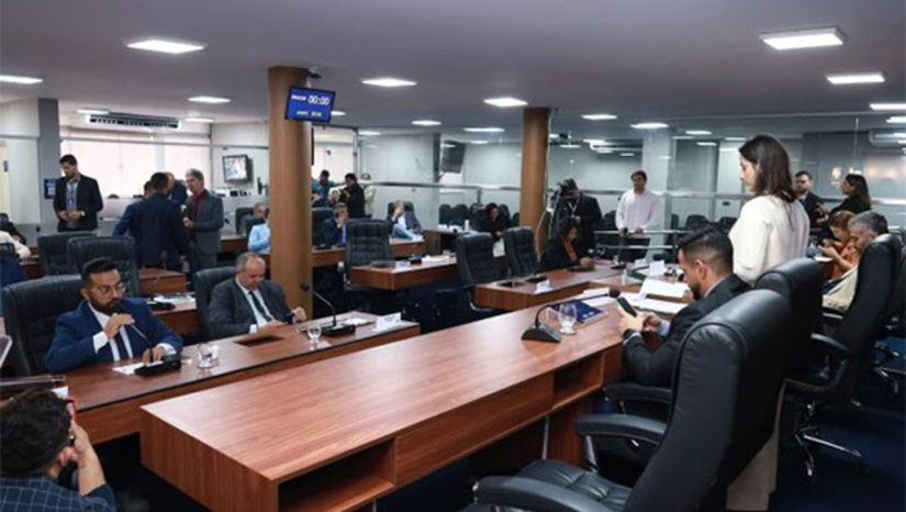   Plano Diretor, acompanhado de um bom zoneamento, evita que o cidadão compre casas em locais que não tenha ruas calçadas ou asfaltadas corretamente, drenagem, esgotamento sanitário, abastecimento, iluminação, como ocorre nos dias atuais, gerando prejuízos incalculáveis a população e também ao Poder Público Municipal. Após aprovado, o projeto segue para o prefeito Marcos Medeiros sancionar, o que deve ocorrer nos próximos dias.