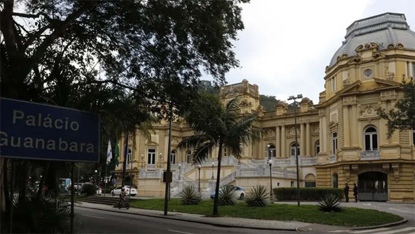 Imagem 1 - O que não se pode negar é que o desembargador Ricardo Couto, presidente do Tribunal de Justiça do Rio de Janeiro e governador interino, se esforça para manter a ordem no Estado, embora esteja longe de representar o cenário ideal do Executivo: interface com secretários, acompanhamento de programas e obras, diálogo com prefeitos etc. A Coluna provocou para saber se ele tem projeto eleitoral quando pendurar a toga: Zero! Nulo, nada! Fato é que Couto está apenas cumprindo a missão constitucional no vácuo do Poder enquanto a ALERJ não se resolve, e enquanto o STF ainda não norteia quem vai mandar até dezembro. Mais, na COLUNA ESPLANADA Imagem 1 - O que não se pode negar é que o desembargador Ricardo Couto, presidente do Tribunal de Justiça do Rio de Janeiro e governador interino, se esforça para manter a ordem no Estado, embora esteja longe de representar o cenário ideal do Executivo: interface com secretários, acompanhamento de programas e obras, diálogo com prefeitos etc. A Coluna provocou para saber se ele tem projeto eleitoral quando pendurar a toga: Zero! Nulo, nada! Fato é que Couto está apenas cumprindo a missão constitucional no vácuo do Poder enquanto a ALERJ não se resolve, e enquanto o STF ainda não norteia quem vai mandar até dezembro. Mais, na COLUNA ESPLANADA