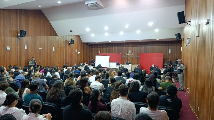 Imagem 1 - José Mateus Dantas Azevedo foi condenado pelo Tribunal do Júri a mais de 25 anos de reclusão pelo assassinato de sua mãe, Gecinalda Dantas, ocorrido em agosto de 2023. O crime, motivado por desvios financeiros que somavam R$ 60 mil, foi qualificado como homicídio por motivo torpe, meio cruel e feminicídio. O réu cumprirá a pena em regime fechado e sem o direito de recorrer em liberdade. Imagem 1 - José Mateus Dantas Azevedo foi condenado pelo Tribunal do Júri a mais de 25 anos de reclusão pelo assassinato de sua mãe, Gecinalda Dantas, ocorrido em agosto de 2023. O crime, motivado por desvios financeiros que somavam R$ 60 mil, foi qualificado como homicídio por motivo torpe, meio cruel e feminicídio. O réu cumprirá a pena em regime fechado e sem o direito de recorrer em liberdade.