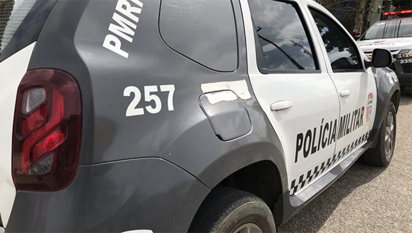 Imagem 1 -  Pedro Henrique Pereira de Oliveira, de 23 anos, conhecido como “Ureia”, morreu nesta quinta-feira (23) após trocar tiros com a Polícia Militar em Caraúbas. O suspeito, que já tinha passagens pela polícia por integrar organizações criminosas, tentou fugir de uma abordagem invadindo uma residência, onde foi baleado ao reagir novamente. Ele chegou a ser socorrido, mas não resistiu. Com ele, foram apreendidos um revólver calibre 38 e drogas.