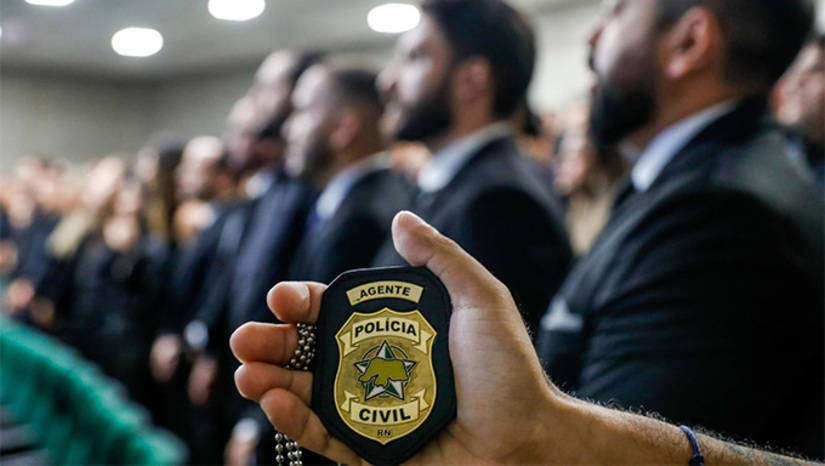 Imagem 1 -  A cerimônia oficial, que ocorreu no auditório do Instituto de Desenvolvimento Sustentável e Meio Ambiente do Rio Grande do Norte (Idema), no bairro do Tirol, em Natal, marcou o ingresso de 127 agentes, 25 delegados e 18 escrivães, que concluíram recentemente o Curso de Formação da Polícia Civil.  Com esta nova nomeação, o estado atinge o total de 905 novos policiais civis integrados desde 2019.