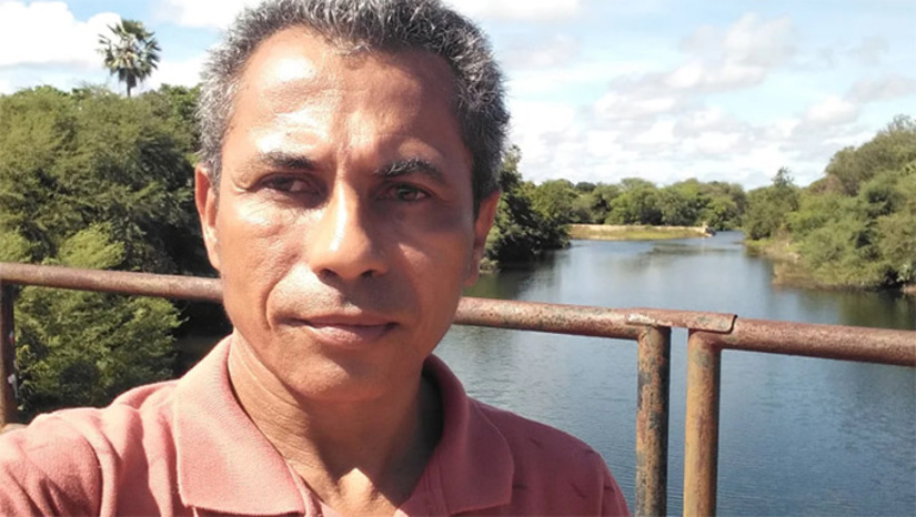 Imagem 1 - O professor Adão Antônio da Silva, de 51 anos, natural de Catolé do Rocha, na Paraíba, e que reside na cidade de Caraúbas. É casado e tem uma filha. Ele se tornou mais uma vítima da presença de animais pastando na Rodovia Estadual 117, trecho entre Mossoró e Caraúbas, na noite desta sexta-feira, dia 24 de abril de 2026. Professor Adão, como é mais conhecido, estava retornando da comunidade de Camorim, zona rural de Governador Dix Sept Rosado, onde ensina na escola local, com destino a cidade de Caraúbas. Nas imediações da comunidade de Lorena, bateu no animal, caiu na pista e faleceu. Imagem 1 - O professor Adão Antônio da Silva, de 51 anos, natural de Catolé do Rocha, na Paraíba, e que reside na cidade de Caraúbas. É casado e tem uma filha. Ele se tornou mais uma vítima da presença de animais pastando na Rodovia Estadual 117, trecho entre Mossoró e Caraúbas, na noite desta sexta-feira, dia 24 de abril de 2026. Professor Adão, como é mais conhecido, estava retornando da comunidade de Camorim, zona rural de Governador Dix Sept Rosado, onde ensina na escola local, com destino a cidade de Caraúbas. Nas imediações da comunidade de Lorena, bateu no animal, caiu na pista e faleceu.