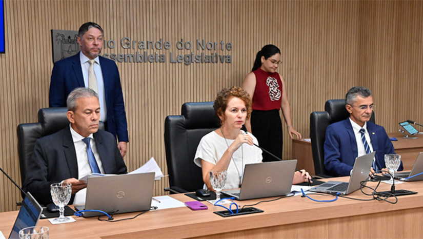 Imagem 1 - “A organização é fundamental para a garantia de cada vez mais direitos para os trabalhadores e para as trabalhadoras. E o objetivo é exatamente esse: reunir quem já está organizado através da ATAMB, do SINTAT (Sindicato dos Trabalhadores em Aplicativos de Transporte do Estado), de outras organizações e também os trabalhadores que ainda não estão, para que juntos possamos pensar em formas de garantir mais direitos, valorização e dignidade no trabalho para essa categoria”, afirmou a Isolda. Imagem 1 - “A organização é fundamental para a garantia de cada vez mais direitos para os trabalhadores e para as trabalhadoras. E o objetivo é exatamente esse: reunir quem já está organizado através da ATAMB, do SINTAT (Sindicato dos Trabalhadores em Aplicativos de Transporte do Estado), de outras organizações e também os trabalhadores que ainda não estão, para que juntos possamos pensar em formas de garantir mais direitos, valorização e dignidade no trabalho para essa categoria”, afirmou a Isolda.