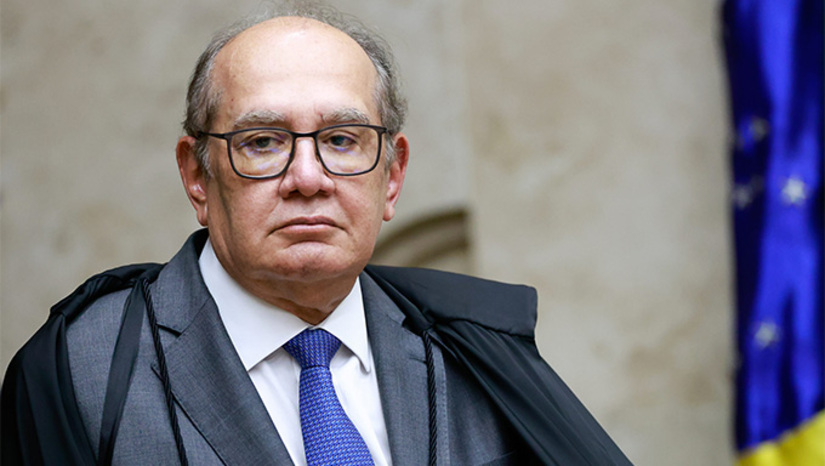 Imagem 1 -  Os ministros do Supremo Tribunal Federal (STF) se articularam e, direto do Cafezinho da sala da toga das quintas-feiras, escalaram o decano Gilmar Mendes para ser o porta-voz em defesa da alta Corte do Brasil, diante de ataques sofridos de todos os lados. O 1º contra-ataque será na medida de Poderes. Gilmar mirou o Congresso Nacional – de onde saem tentativas de facilitar impeachment dos juízes e ideias de mandatos fixos para o Supremo, a exemplo de outros países. Em entrevista ontem à “Rádio BandNews Brasília”, o decano foi direto ao ponto na reciprocidade da cobrança: disse que o Brasil precisa de uma reforma de Estado, não apenas do Judiciário. 