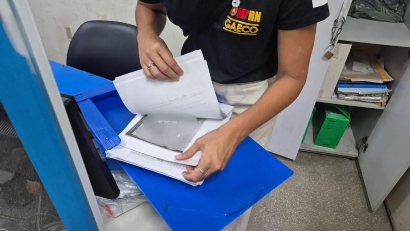 Imagem 1 -  O Ministério Público do Rio Grande do Norte (MPRN) deflagrou a Operação Evolution para desmantelar um grupo criminoso que utilizava uma distribuidora de alimentos de fachada para legalizar veículos roubados. O esquema consistia em criar registros virtuais a partir de chassis de ciclomotores e "evoluí-los" para documentos de carros de luxo. A investigação aponta que a empresa movimentou quase R$ 22 milhões e adquiriu 29 veículos de alto padrão sem justificativa comercial entre 2017 e 2019.