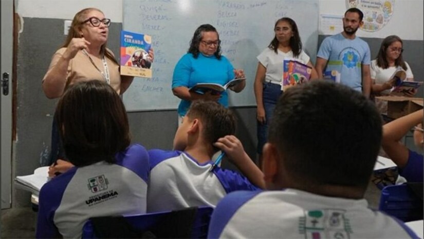 Imagem 1 - Upanema entrega a coleção "Ciranda Potiguar" para 100% dos alunos do 1º ao 5º ano da rede municipal. Ao todo, 600 estudantes foram contemplados com livros que valorizam a identidade e a cultura do RN. A medida reforça o pacto pela alfabetização na idade certa em parceria com o Governo do Estado. Imagem 1 - Upanema entrega a coleção "Ciranda Potiguar" para 100% dos alunos do 1º ao 5º ano da rede municipal. Ao todo, 600 estudantes foram contemplados com livros que valorizam a identidade e a cultura do RN. A medida reforça o pacto pela alfabetização na idade certa em parceria com o Governo do Estado.