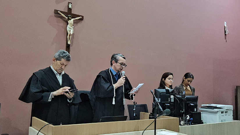 Imagem 1 - Réu já é sentenciado a 20 anos de prisão pelo assassinato de Francisco Ferreira Viana, o Chiquinho. Nesta quarta-feira, 29, senta no banco dos réus para responder perante a sociedade mossoroense por ter mando matar, por vingança, a adolescente Fernanda Alice de Freitas Viana, de 16 anos, filha de Chiquinho, e também a dona de casa Valéria Guedes de Freitas, de 38 anos, esposa de Chiquinho. O motivo do duplo assassinato teria sido por vingança: Teria sido o testemunho da mãe e das filhas que teria levado Tardeli a prisão pelo assassinato de Chiquinho e o vizinho, Antônio Cortez, dois anos antes no mesmo local. Imagem 1 - Réu já é sentenciado a 20 anos de prisão pelo assassinato de Francisco Ferreira Viana, o Chiquinho. Nesta quarta-feira, 29, senta no banco dos réus para responder perante a sociedade mossoroense por ter mando matar, por vingança, a adolescente Fernanda Alice de Freitas Viana, de 16 anos, filha de Chiquinho, e também a dona de casa Valéria Guedes de Freitas, de 38 anos, esposa de Chiquinho. O motivo do duplo assassinato teria sido por vingança: Teria sido o testemunho da mãe e das filhas que teria levado Tardeli a prisão pelo assassinato de Chiquinho e o vizinho, Antônio Cortez, dois anos antes no mesmo local.