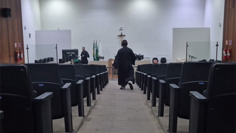 Imagem 1 - Será o Tribunal do Júri Popular de número 1.403 do promotor de Justiça Armando Lúcio Ribeiro, o último de sua carreira de quase quatro décadas em defesa sociedade atuando pelo Ministério Público do Rio Grande do Norte. Sob a presidência do juiz Vagnos Kelly Figueiredo de Medeiros, o júri deve começar de 9h. Terá como réu o aposentado João Pereira de Sousa, de 73 anos, denunciado por matar com uma enxada a esposa do filho, Edilene Nicácia Costa da Silveira, crime este ocorrido no dia 4 de abril de 2025, no Centro da cidade de Governador Dix Septo Rosado-RN. Imagem 1 - Será o Tribunal do Júri Popular de número 1.403 do promotor de Justiça Armando Lúcio Ribeiro, o último de sua carreira de quase quatro décadas em defesa sociedade atuando pelo Ministério Público do Rio Grande do Norte. Sob a presidência do juiz Vagnos Kelly Figueiredo de Medeiros, o júri deve começar de 9h. Terá como réu o aposentado João Pereira de Sousa, de 73 anos, denunciado por matar com uma enxada a esposa do filho, Edilene Nicácia Costa da Silveira, crime este ocorrido no dia 4 de abril de 2025, no Centro da cidade de Governador Dix Septo Rosado-RN.