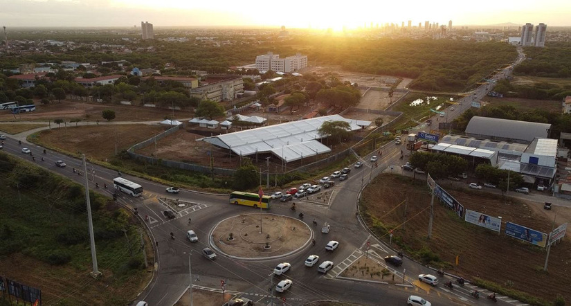 Imagem 1 -  O novo Plano Diretor de Mossoró, aprovado após uma década, introduz mudanças estratégicas para o futuro da cidade: a redução do perímetro urbano para criar uma cidade mais compacta e eficiente, e a regulamentação da verticalização, principalmente em áreas próximas ao Aeroporto Dix-Huit Rosado. O texto busca equilibrar o avanço da construção civil com as normas de segurança da ANAC, garantindo que o crescimento geográfico não comprometa o funcionamento de voos e a preservação de áreas sensíveis.O projeto agora aguarda sanção do Prefeito Marcos Medeiros. 