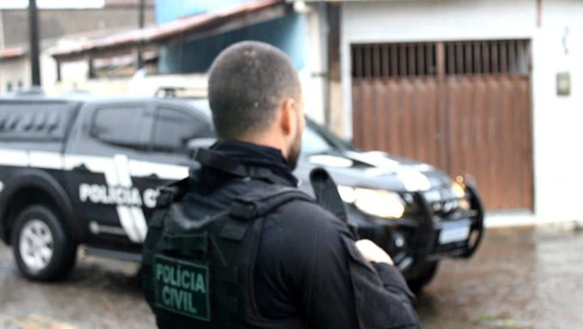 Imagem 1 -  O delegado Paulo Torres, que coordenou as investigações, disse que os alvos são suspeitos de envolvimento no roubo de aproximadamente R$ 2,5 milhões em joias, roubadas de um escritório localizado na região central da cidade. O crime ocorreu no mês de novembro de 2025 e, desde então, as equipes policiais iniciaram diligências investigativas que permitiram identificar os possíveis autores.